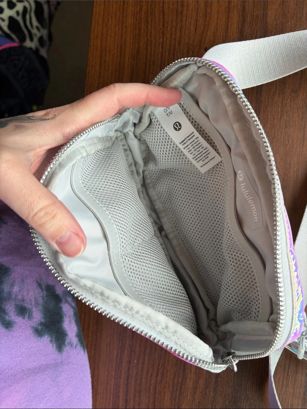 Lululemon everywhere belt bag (iridescent) - Picture 4 of 11